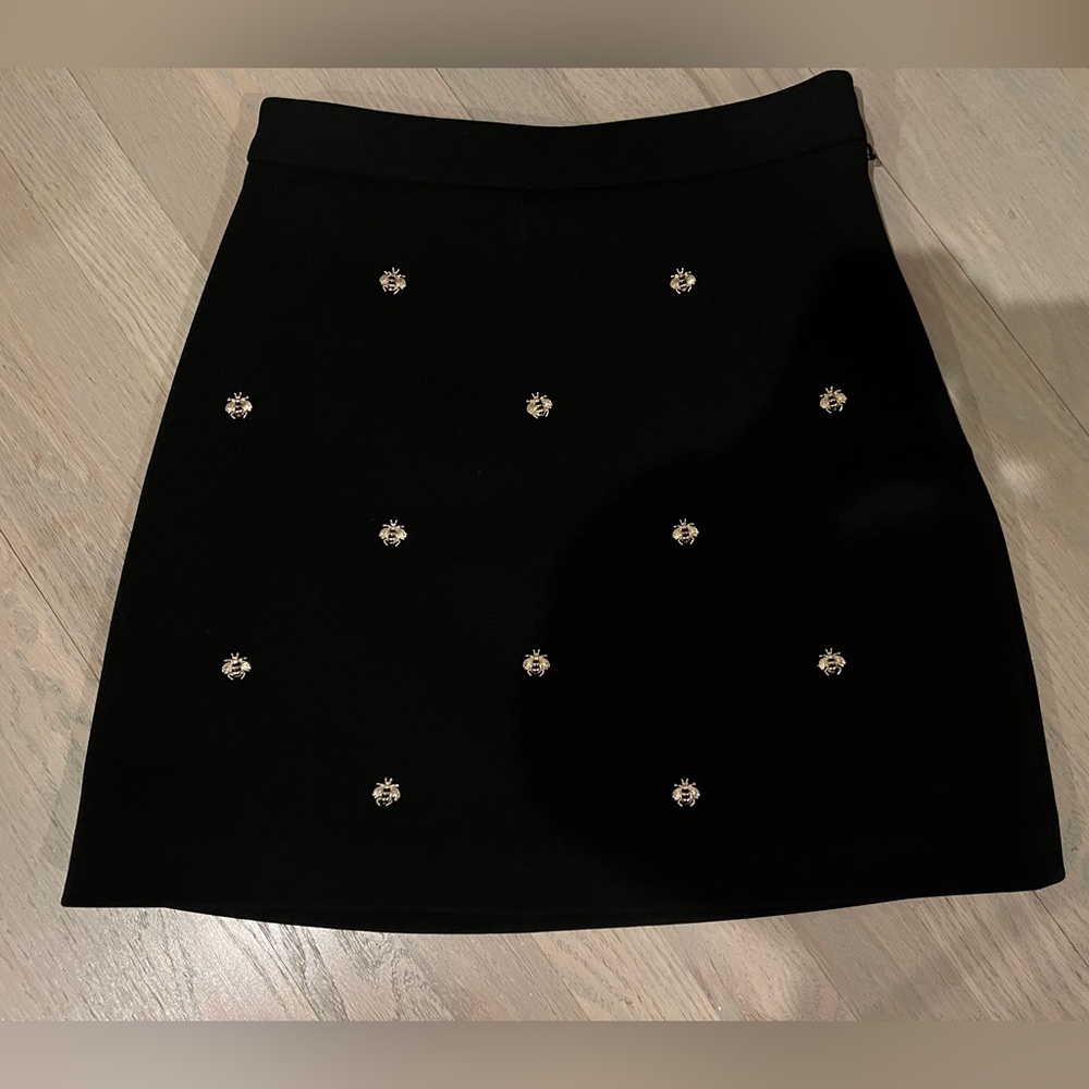 Make “jizie” black bee skirt